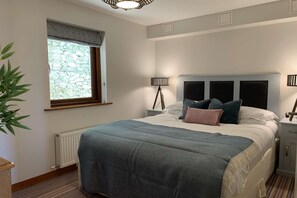 2 bedrooms, travel cot, WiFi - Breathtaking Sea Views, Two minutes walk to Beach - Mawgan Porth, Cornwall (Mawgan Porth)