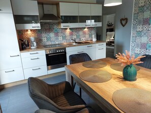 Kühlschrank, Mikrowelle, Ofen, Herdplatte