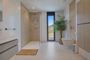 Shower, hair dryer, bidet, towels - La Cala Golf luxury Villa Vicaria (La Cala de Mijas)