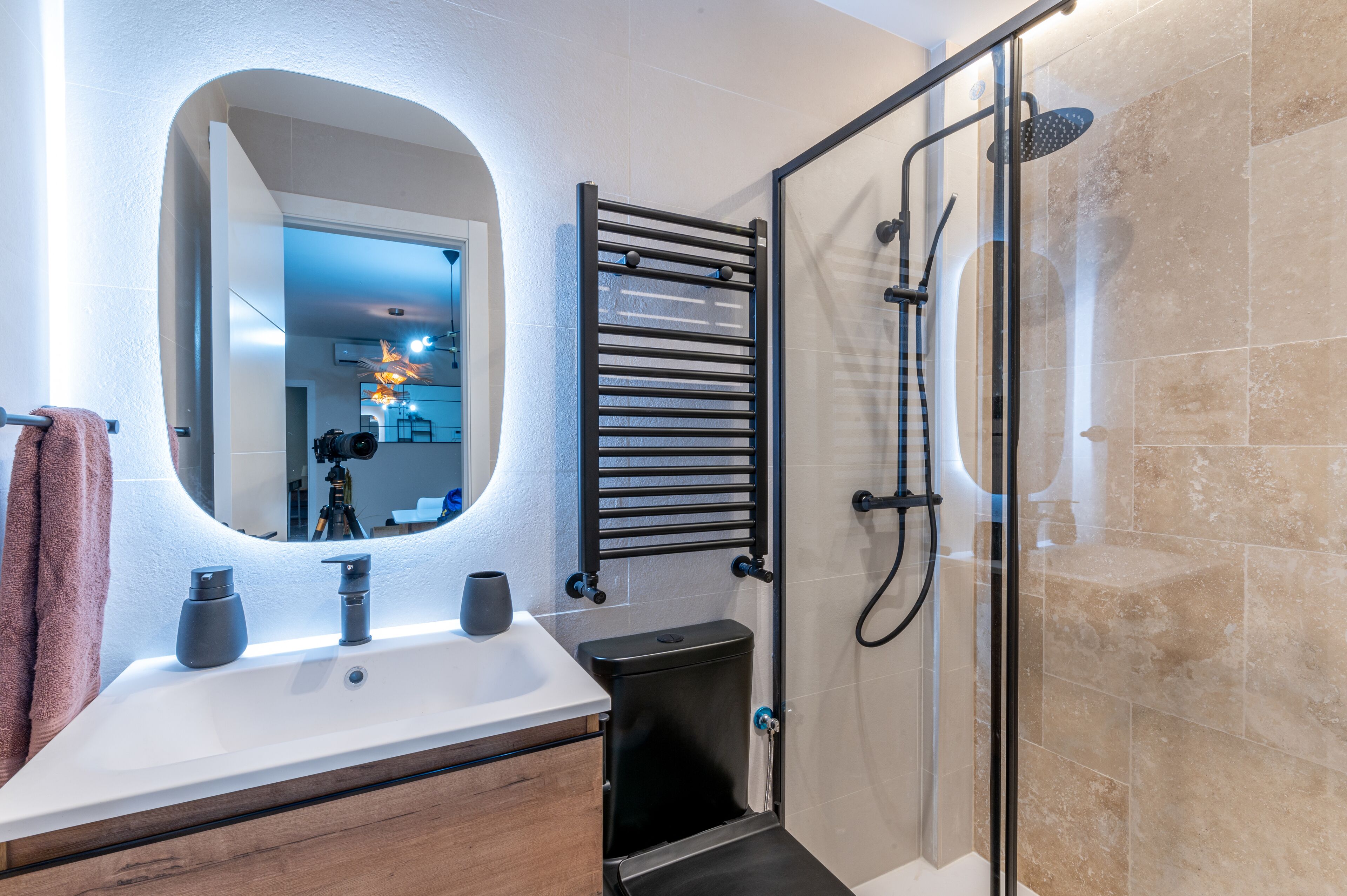 Een douche, een haardroger, handdoeken, zeep