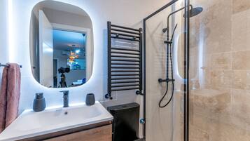 Een douche, een haardroger, handdoeken, zeep