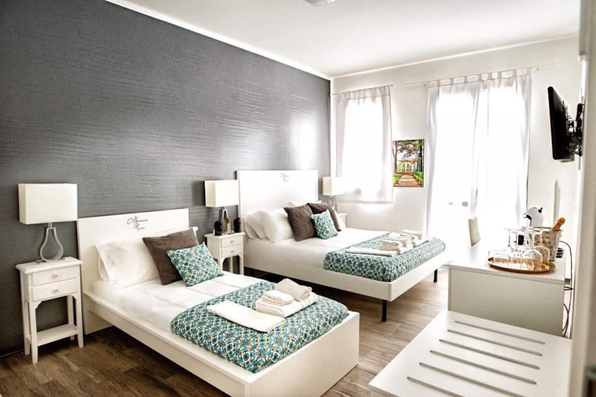 1 habitación, caja de seguridad en la habitación y escritorio