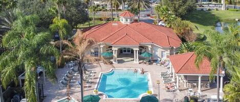 Een verwarmd zwembad