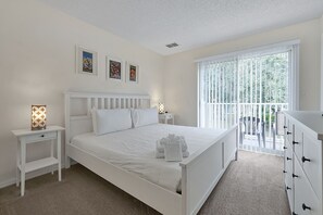 3 bedrooms, iron/ironing board, travel cot, WiFi - Emerald Island Resort Oasis: Your Perfect Getaway Near Disney (Kissimmee)