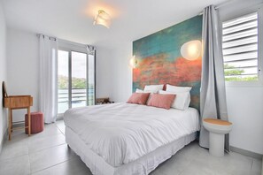 3 slaapkamers, een strijkplank/strijkijzer, gratis wifi, beddengoed