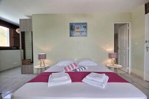 5 habitaciones, tabla de planchar con plancha y wifi gratis 