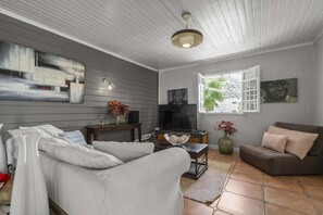 TV, table football, ping pong - Villa Neivy - Five Bedroom Villa, Sleeps 10 (Le Diamant)