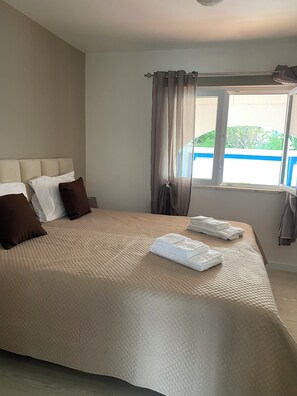 6 bedrooms, iron/ironing board, travel cot, free WiFi