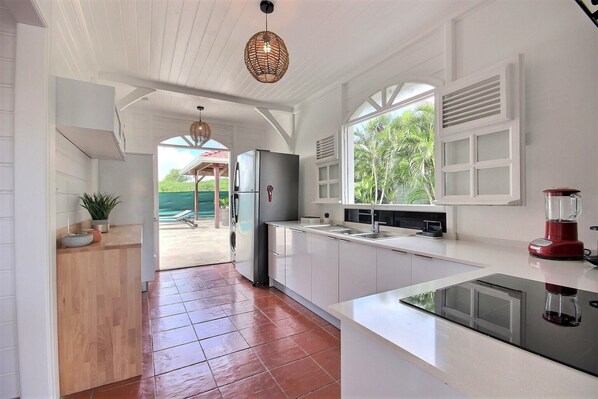 Kühlschrank, Mikrowelle, Ofen, Geschirrspüler