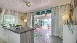 Una cocina moderna con una isla grande, vistas al exterior y un comedor con vistas.