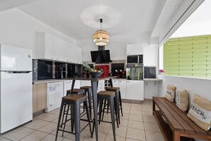 Refrigerador, microondas, horno y lavavajillas