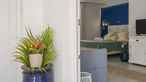 Ein Schlafzimmer mit einem Bett, einem Fernseher und einer blauen Wand.