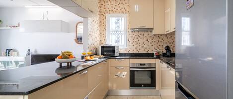 Frigorífico, microondas, horno y cafetera o tetera