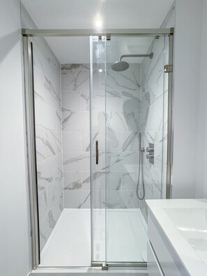 Apartment | Bathroom | Combined shower/tub, deep soaking tub, free toiletries, towels