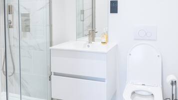 Apartment | Bathroom | Combined shower/tub, deep soaking tub, free toiletries, towels