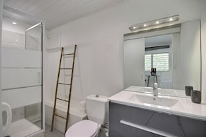 Secador de pelo, toallas