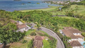 Une station balnéaire dotée d’un parcours de golf, d’une plage et d’une végétation luxuriante.
