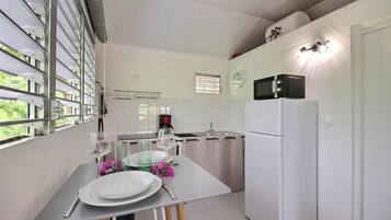 冰箱、微波炉、茶具/咖啡用具、烤面包机