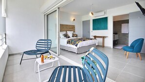 Un dormitorio moderno con una cama, una mesita de noche y una silla.