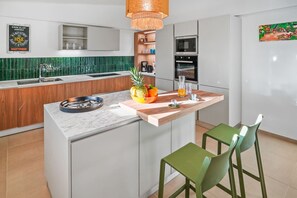 Fridge, microwave, oven, dishwasher - Villa Sun Escape - Three Bedroom Villa, Sleeps 6 (Sainte-Luce)