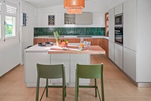 Kjøleskap, mikrobølgeovn, ovn og oppvaskmaskin