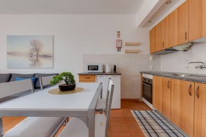 Fridge, microwave, oven, coffee/tea maker