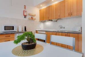 Kjøleskap, mikrobølgeovn, ovn og kaffetrakter/tekoker