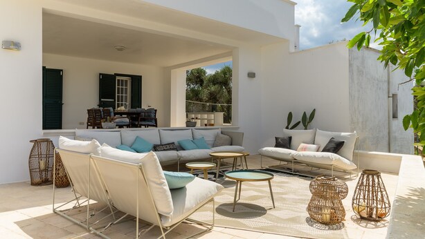 An outdoor living area with a sofa set, a dining table, and two side tables. - Villa Gabriella con Piscina by Wonderful Italy (Ostuni)