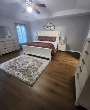 4 室のベッドルーム、アイロン / アイロン台、WiFi、ベッドシーツ