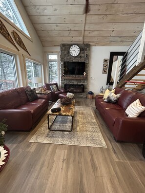 Smart TV, fireplace, video games, DVD player - Inspired by nature, designed for multifamily fun! 
New, lakeside, pet friendly (Cayamant)