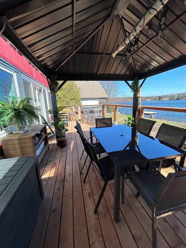 Outdoor dining - Inspired by nature, designed for multifamily fun! 
New, lakeside, pet friendly (Cayamant)