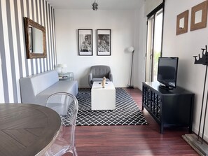 Classic Apartment | Living area | Flat-screen TV - Valencia Luxury - Boutique Market (Valencia)