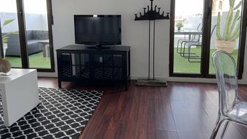 Departamento Deluxe | Área de sala de estar | Televisión de pantalla plana