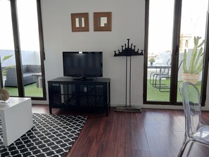 Apartament Deluxe | Sala d'estar | Televisor de pantalla plana