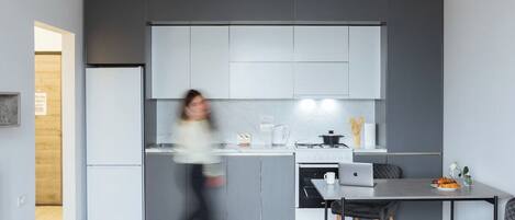 Kühlschrank, Mikrowelle, Ofen, Herdplatte