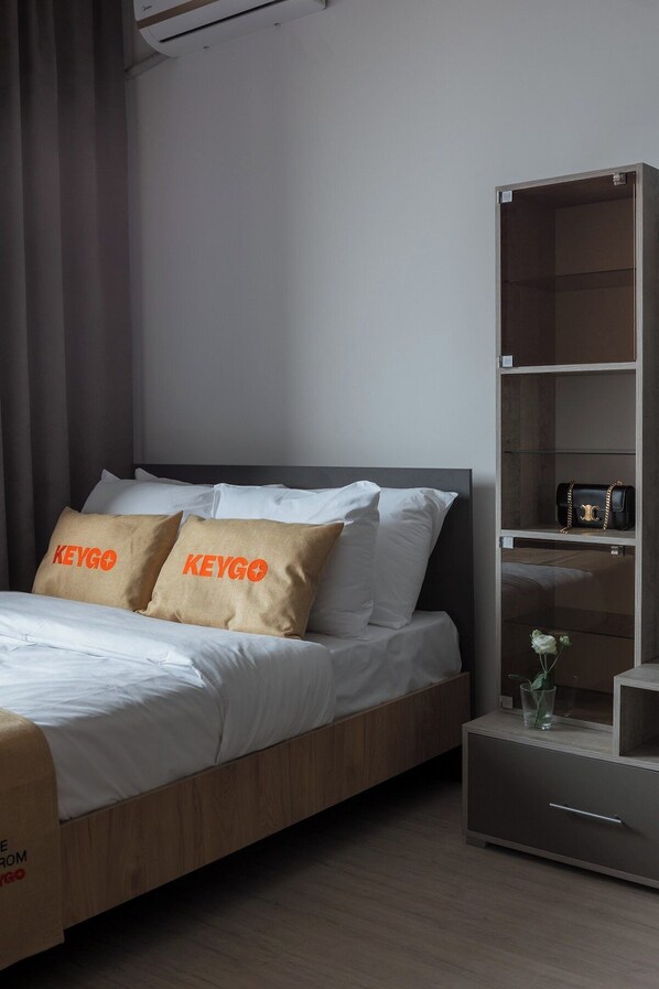 1 bedroom, desk, iron/ironing board, WiFi