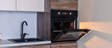 Réfrigérateur, four à micro-ondes, un four, surface de cuisson