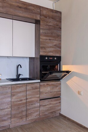 Kjøleskap, mikrobølgeovn, ovn og kokeplater