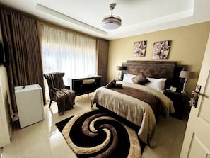 Phòng đôi Deluxe | Bộ đồ giường cao cấp, chăn bông, bàn