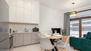 Une cuisine moderne avec un coin repas, un canapé et une grande fenêtre offrant une belle vue.