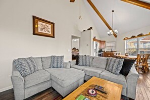 Televisión y chimenea 