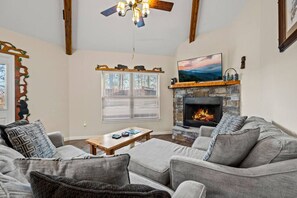 TV, fireplace - The Wandering Bear Cub: Cozy 2BR! 5 Mins to Gatlinburg* Hot Tub + Fireplace (Gatlinburg)