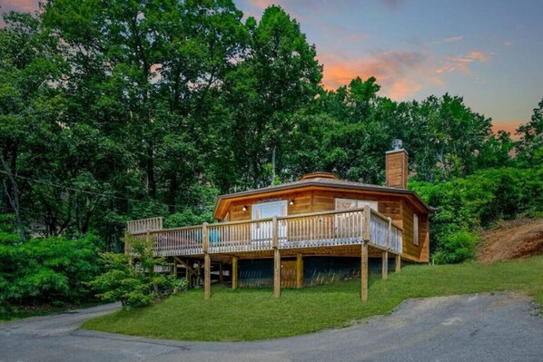 Exterior - The Wandering Bear: 5 Mins to Gatlinburg! Cozy 2BR w/Hot Tub + MTN Views! (Gatlinburg)
