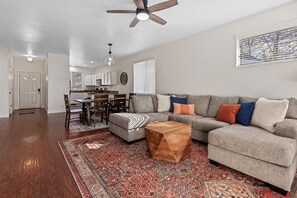 Smart TV, fireplace - Walk to Downtown CDA - Peaceful Neighborhood with Large Backyard! (Coeur D Alene)