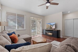 Smart TV, fireplace - Walk to Downtown CDA - Peaceful Neighborhood with Large Backyard! (Coeur D Alene)