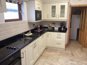 Mikrovågsugn, ugn, spishäll och diskmaskin