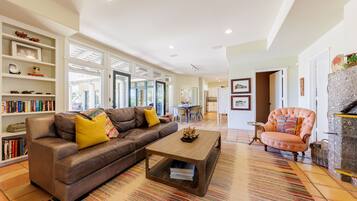 Televisie, een open haard en een dvd-speler