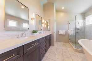 Shower, hair dryer, towels - Ocean View Villa w/ Pool + Spa (Solana Beach)