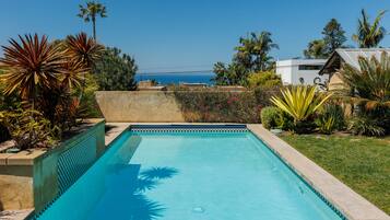 Een verwarmd zwembad