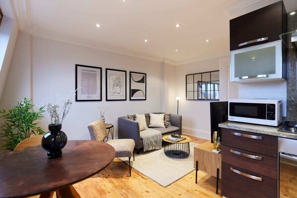 Living area - The London Cradle - Spacious 1bdr Flat (London)